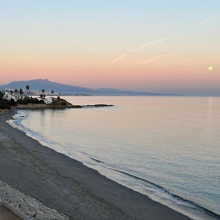 Апартаменты Beachfront, Top Floor Corner 2-Bed, Estepona Paseo Экстерьер фото