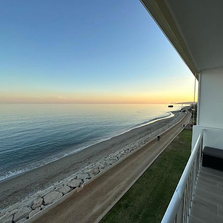 Апартаменты Beachfront, Top Floor Corner 2-Bed, Estepona Paseo Экстерьер фото
