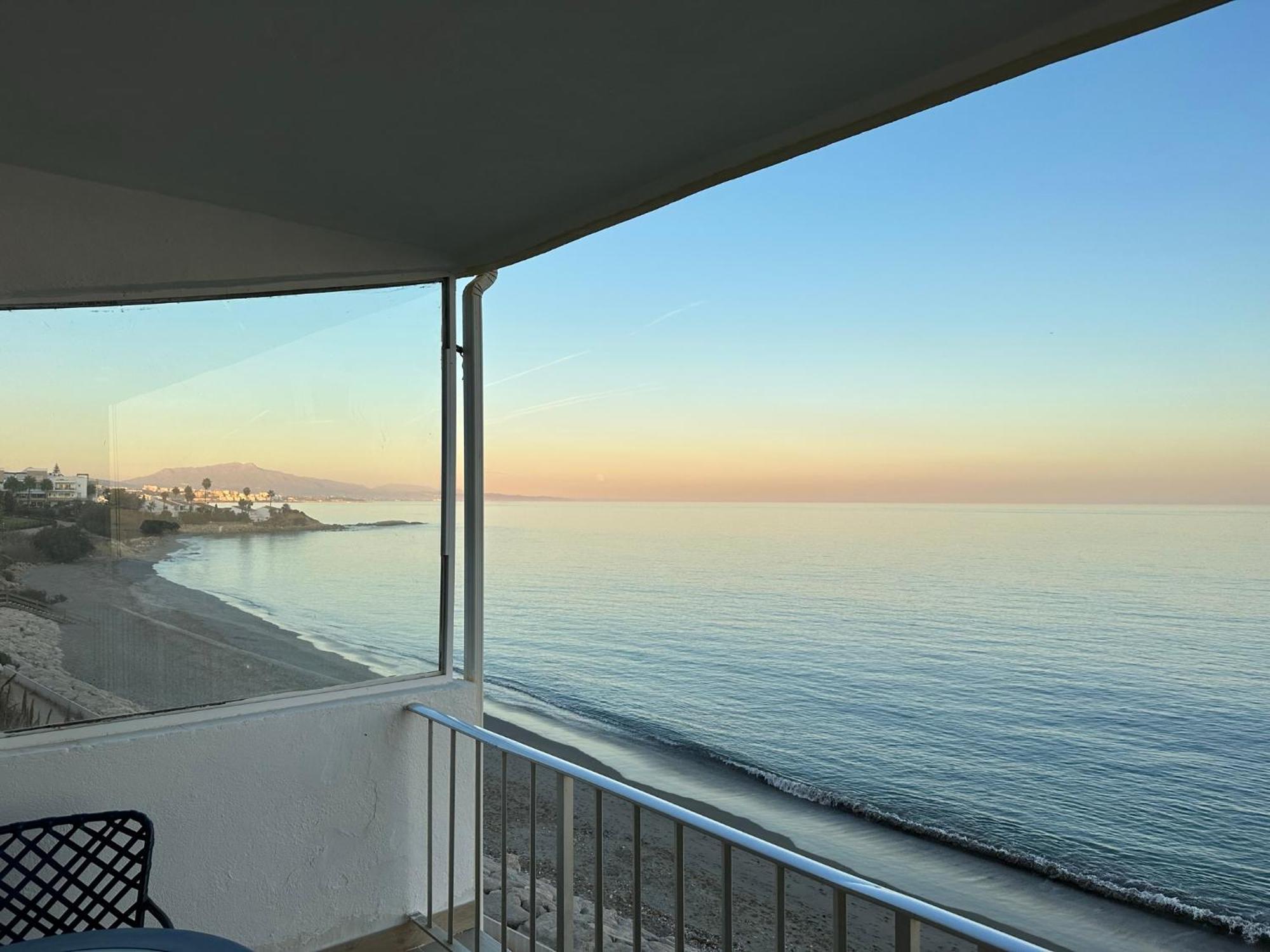 Апартаменты Beachfront, Top Floor Corner 2-Bed, Estepona Paseo Экстерьер фото
