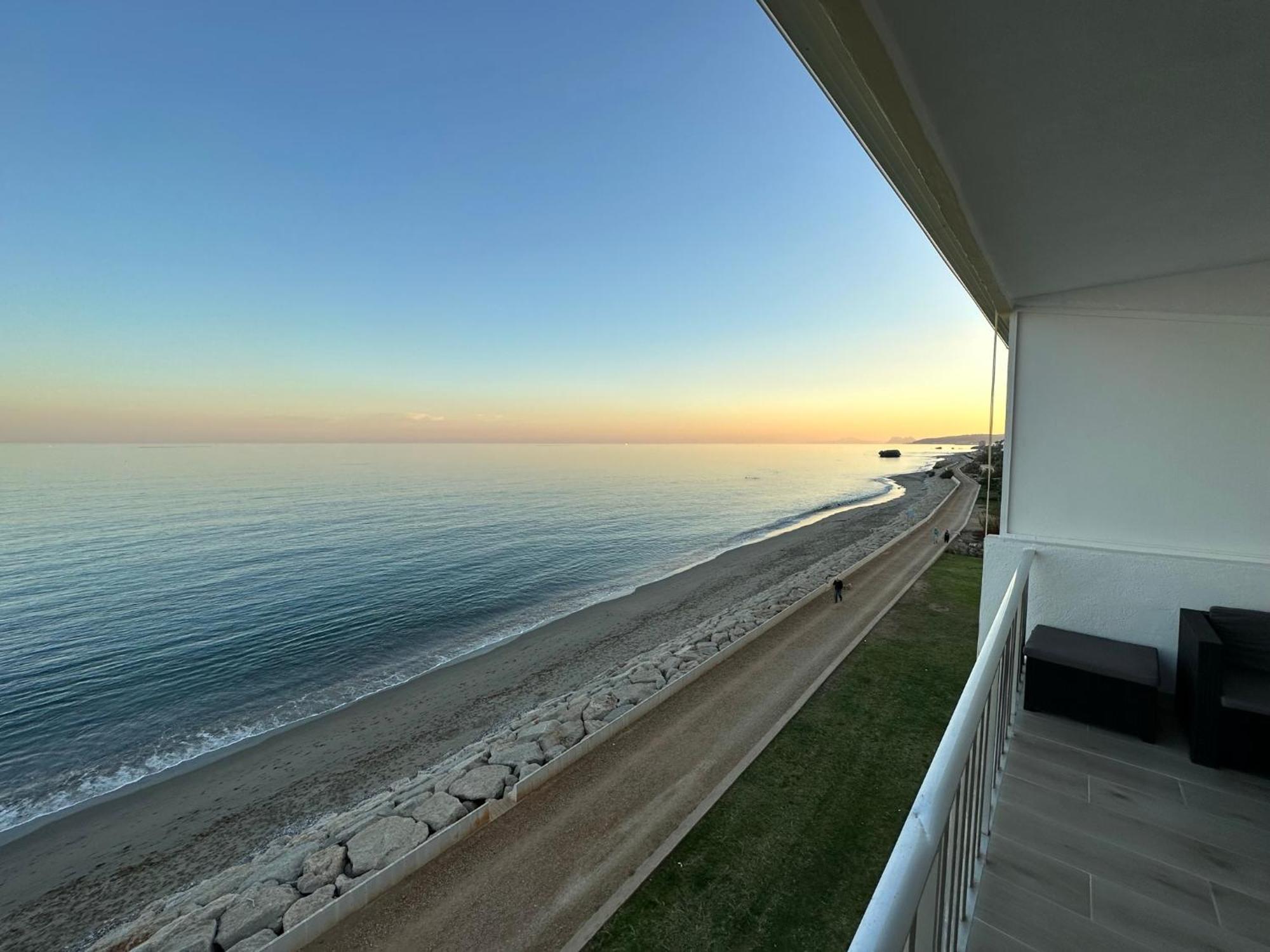 Апартаменты Beachfront, Top Floor Corner 2-Bed, Estepona Paseo Экстерьер фото