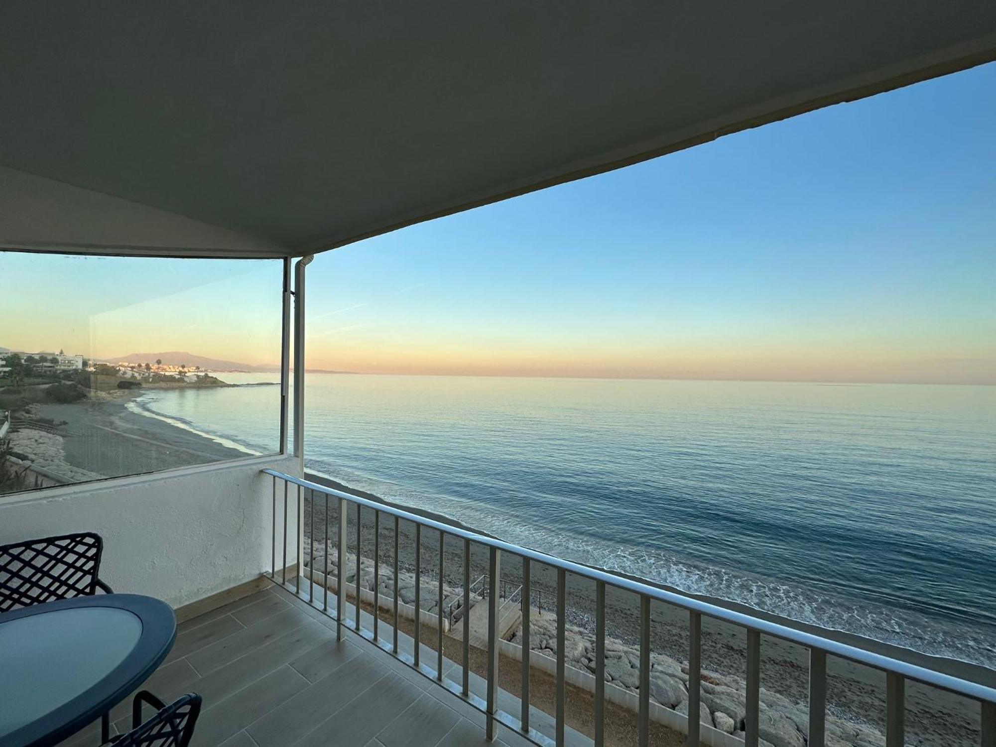 Апартаменты Beachfront, Top Floor Corner 2-Bed, Estepona Paseo Экстерьер фото